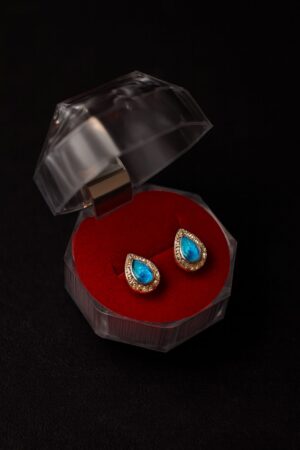 Елегантна позлатена капка малки обеци с опал и винт | HappyMarket.bg Елегантна позлатена капка малки обеци с опал и винт | Бижута