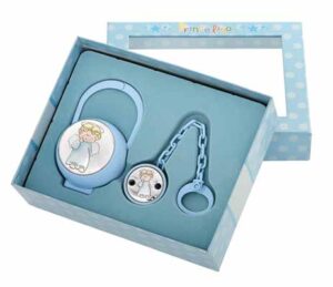 Подаръчен комплект за момче с кутия и държач за биберон с посребрен елемент ангелче в син цвят | HappyMarket.bg Подаръчен комплект за момче с кутия и държач за биберон с посребрен елемент ангелче в син цвят | Бебешки аксесоари