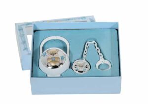 Подаръчен комплект в бял цвят с кутия и държач за биберон с посребрен елемент със синьо мече  |  Бебешки аксесоари