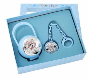 Подаръчен комплект с кутия и държач за биберон с посребрен елемент със синьо мече | HappyMarket.bg Подаръчен комплект с кутия и държач за биберон с посребрен елемент със синьо мече | Бебешки аксесоари