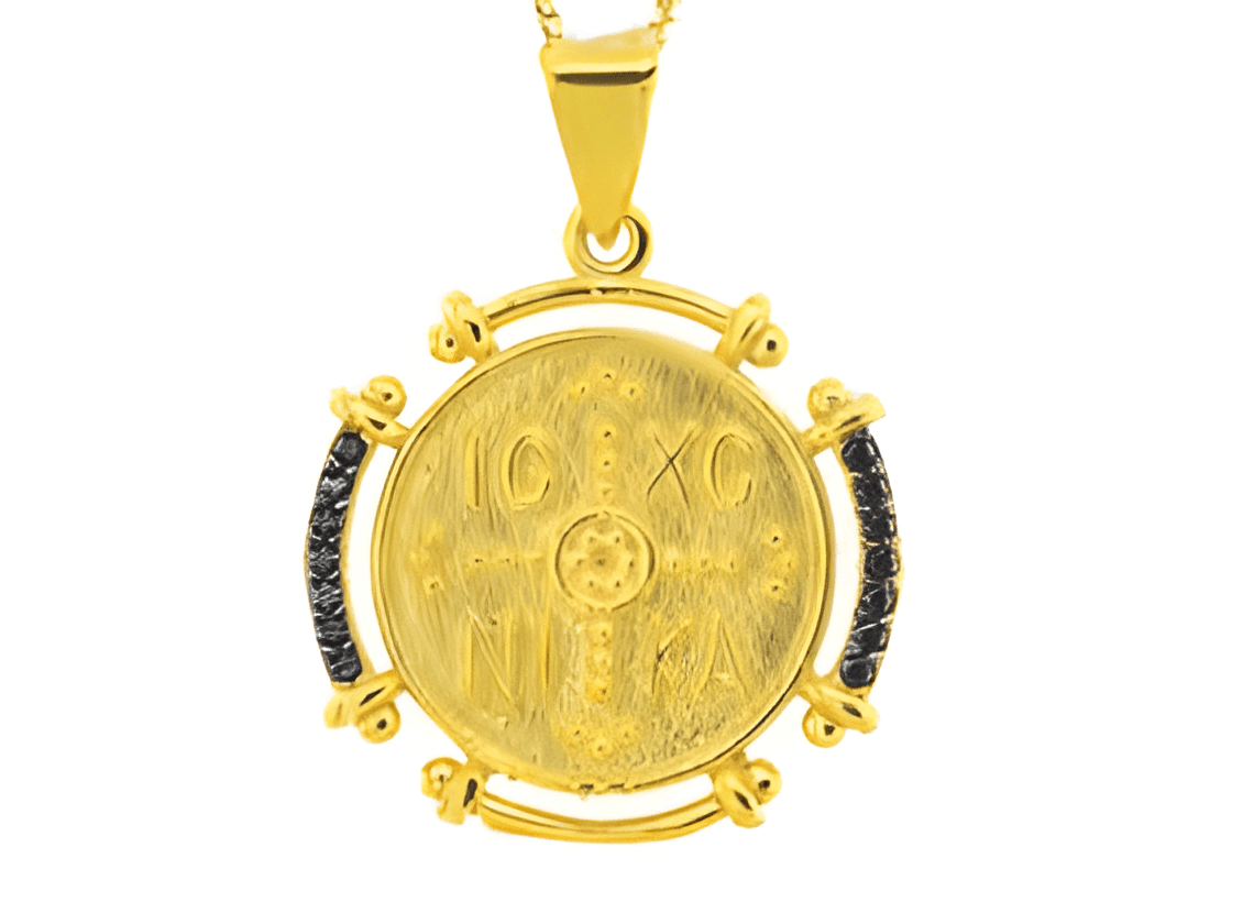 Позлатен сребърен медальон с религиозни елементи