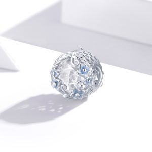 Сребърна висулка "Бели и сини камъни с детайли цветя"