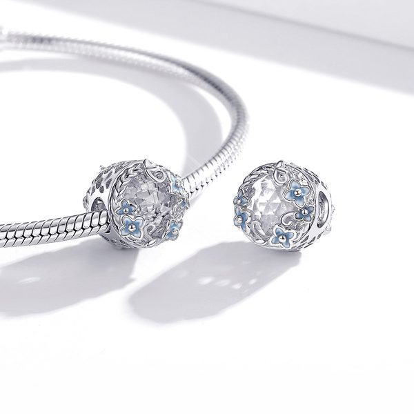 Сребърна висулка „Бели и сини камъни с детайли цветя“ | HappyMarket.bg Сребърна висулка „Бели и сини камъни с детайли цветя“ | Бижута тип Пандора