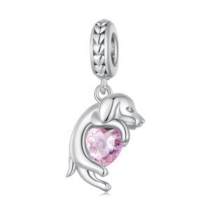 Сребърна висулка "Малко куче, което държи розово сърце"