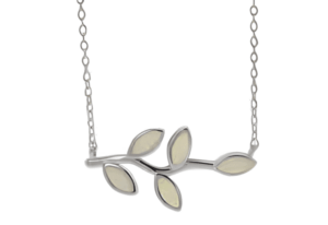 Сребърно колие с малка маслинова клонка и опал | HappyMarket.bg Сребърно колие с малка маслинова клонка и опал | Бижута