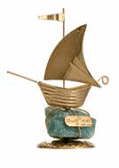 Сувенир Златна лодка с кварцова вложка