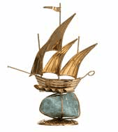 Сувенир Златна лодка с кварцова вложка