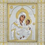 Сребърна икона с дървен гръб и с обков сребърна рамка с позлатени кръстове Светото Семейство, 49х59см  |  Икони