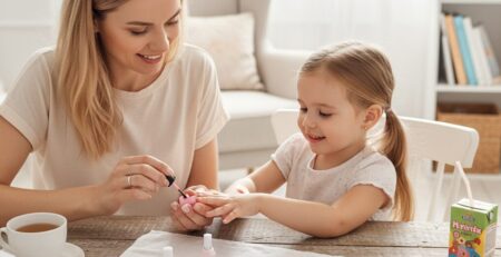 Маникюр за мама и дете: Идеи за забавна игра и безопасна грижа